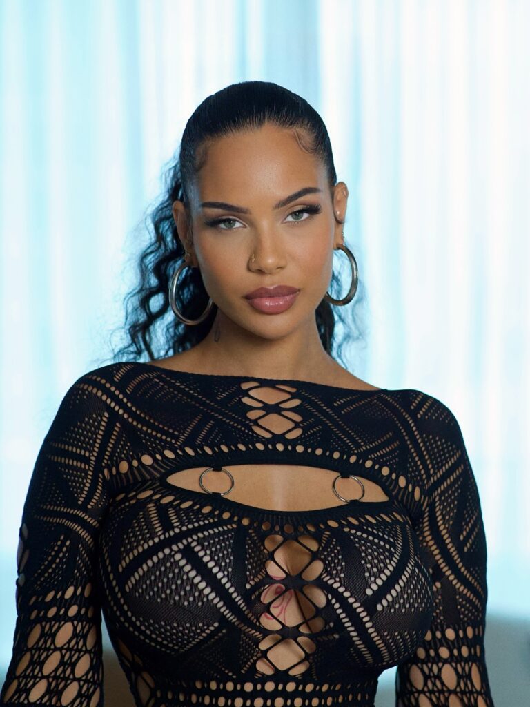 Amirah Dyme posant en tenue justaucorps transparente