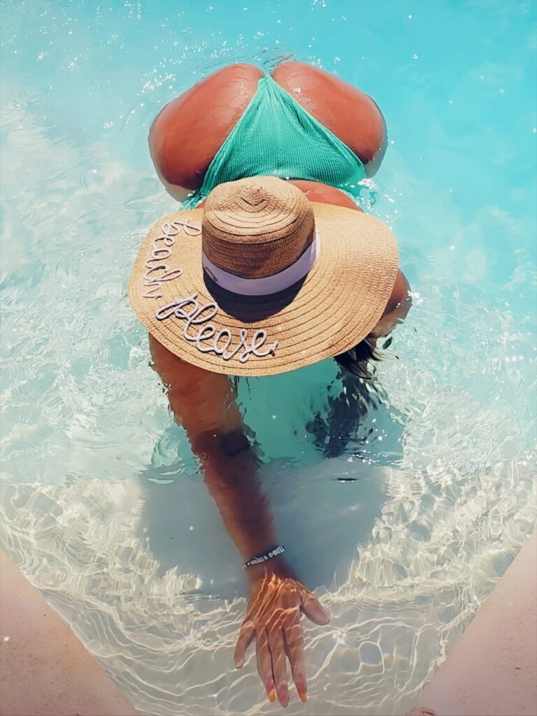 BootyliciousKa à quatre pattes dans une piscine avec un chapeau et un maillot de bain