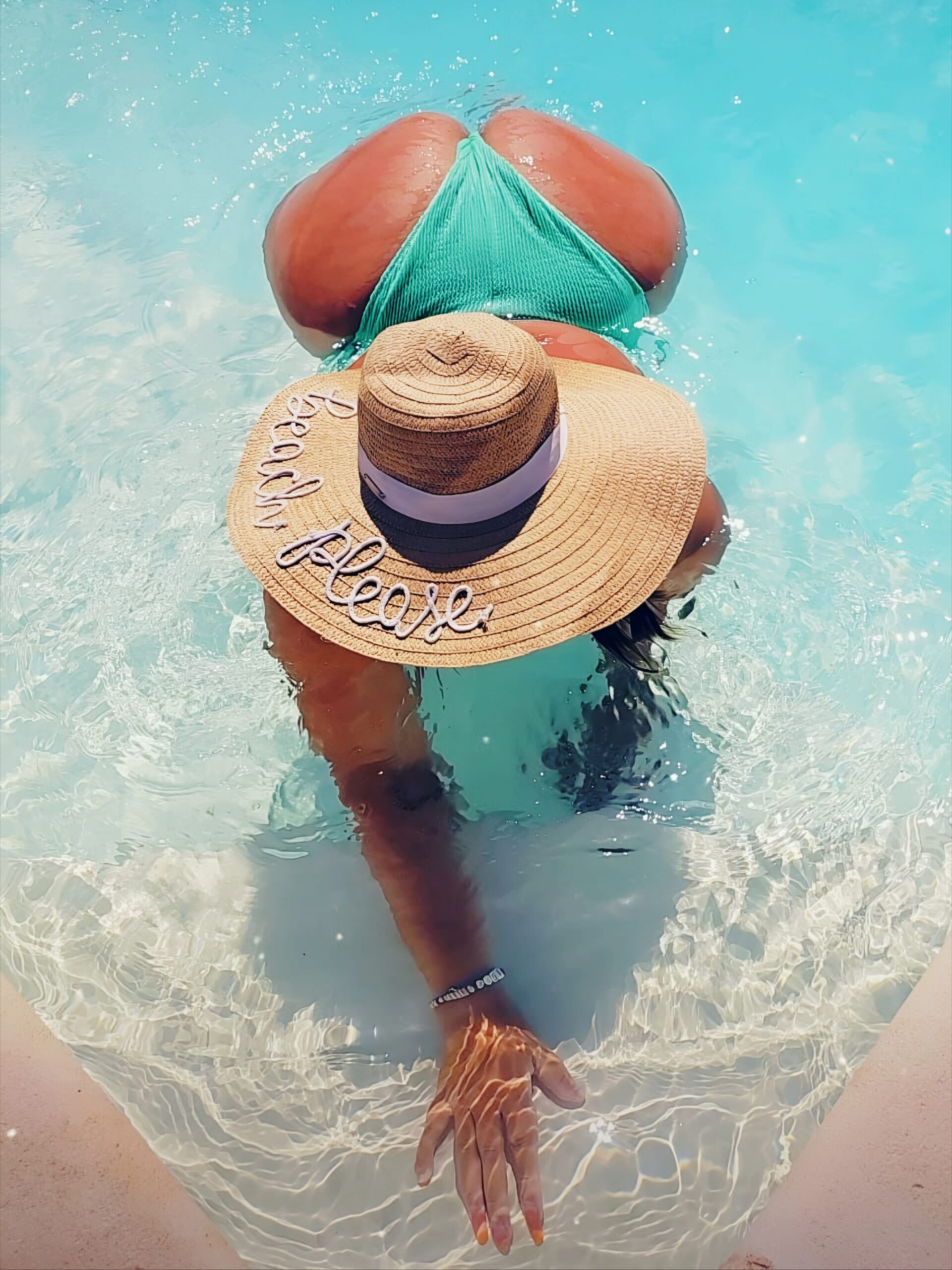BootyliciousKa à quatre pattes dans une piscine avec un chapeau et un maillot de bain