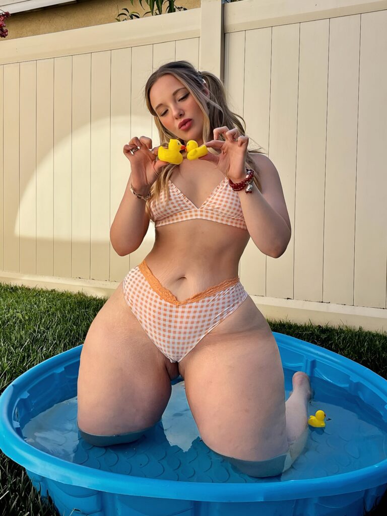 Colors of Autumn posant en sous-vêtements dans une piscine gonflable