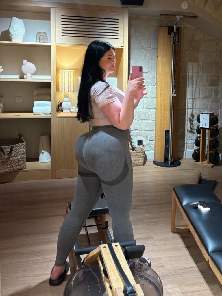 Miss Pêche prenant un selfie miroir en tenue de sport