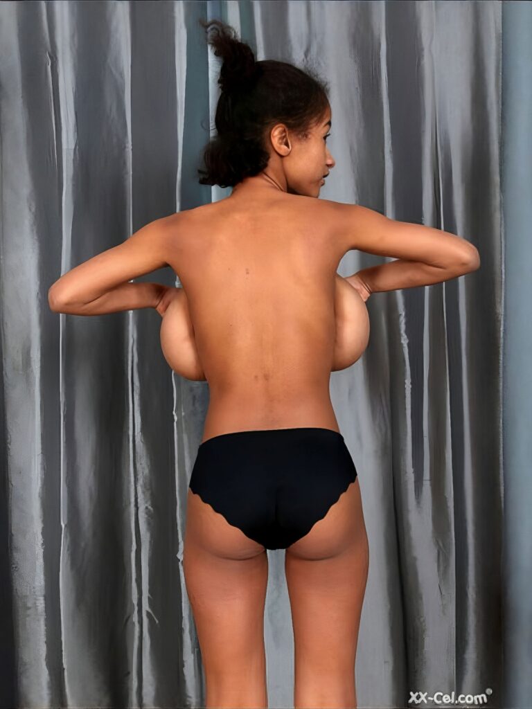 Addisson Lorie posant de dos en sous-vêtements
