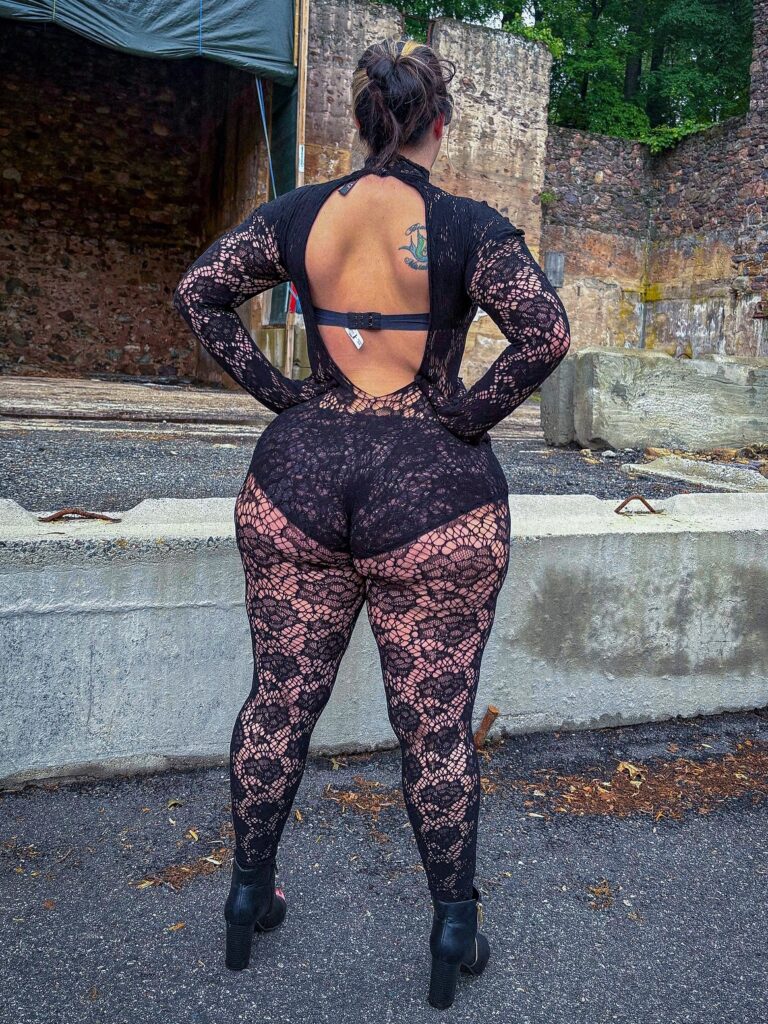 Cornbreadfedbaby posant en tenue dentelle de dos