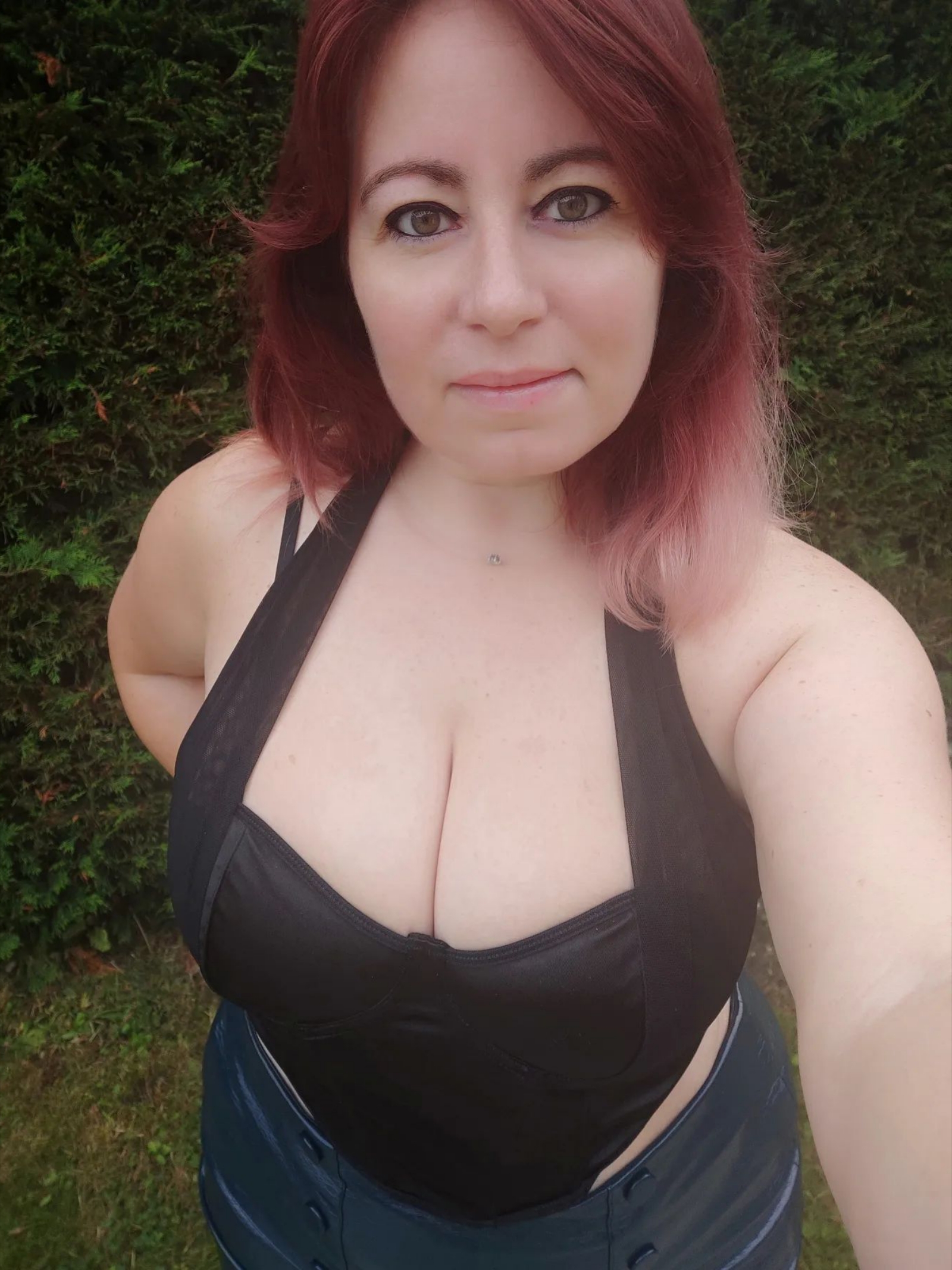 Nyx Succubus posant dans un décolleté noir