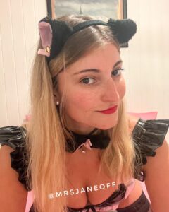 Photo portrait de Jane Ale en costume de ménagère