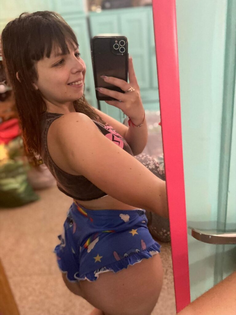 Petite Lola prenant un selfie sensuel dans le miroir