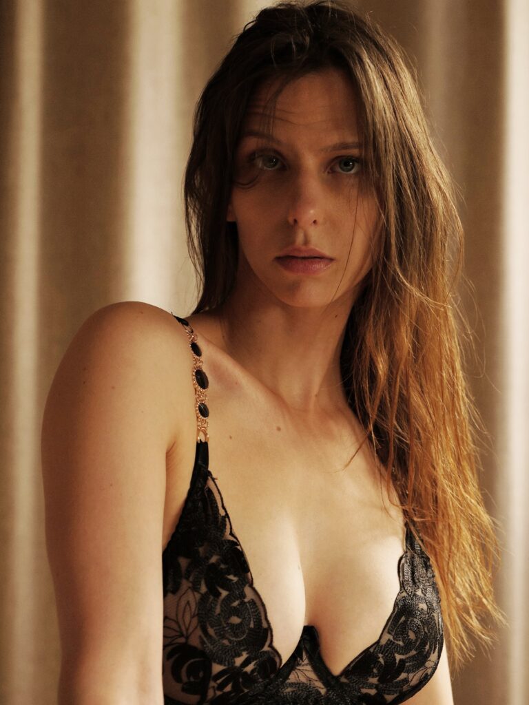 Portrait de Maii Swall en lingerie