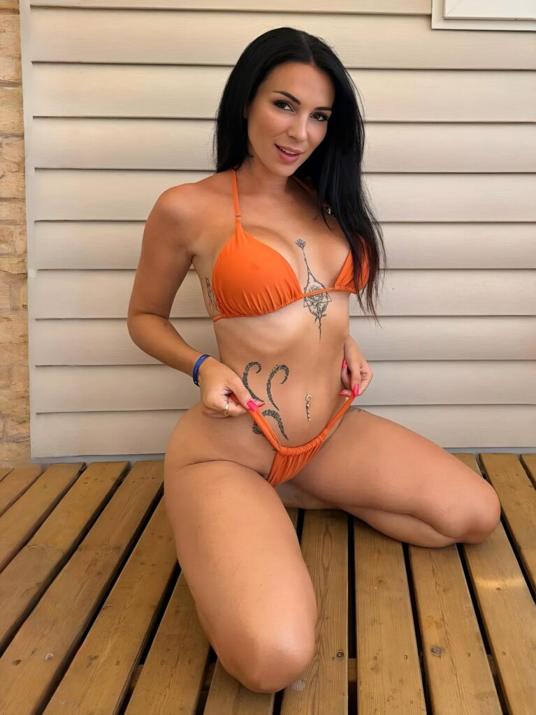 Shasha Lopez posant en bikini sur un plancher