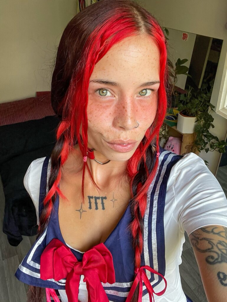 Lilooml prenant un selfie en tenue d'écolière