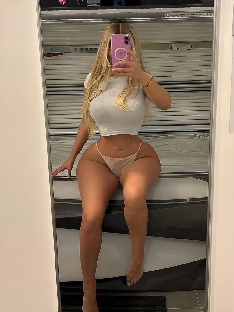 EmmaFR prenant un selfie dans une salle de bain