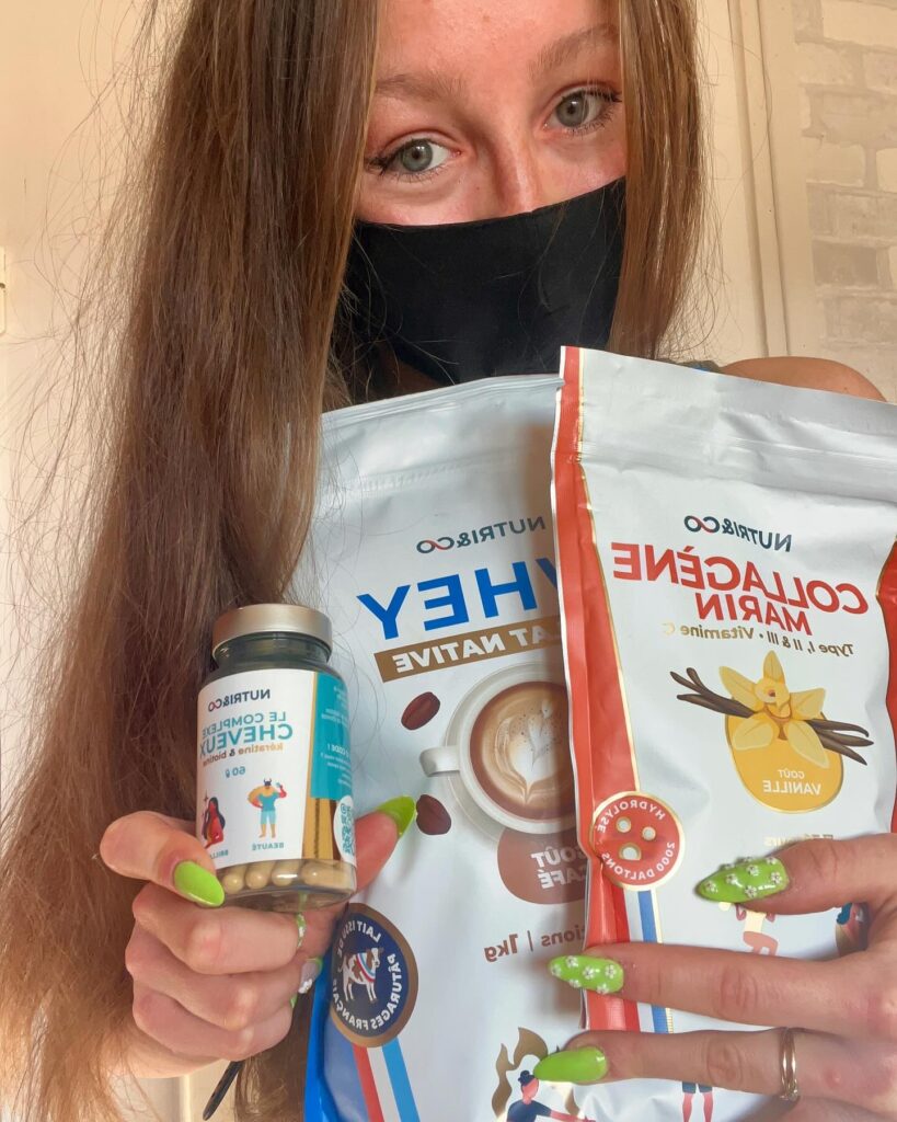 Portrait de itszaily avec des aliments dans les bras