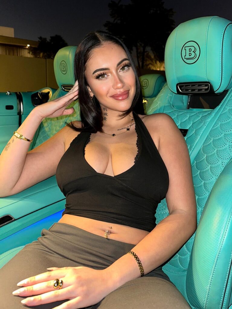 Linamycrush posant dans une voiture de luxe