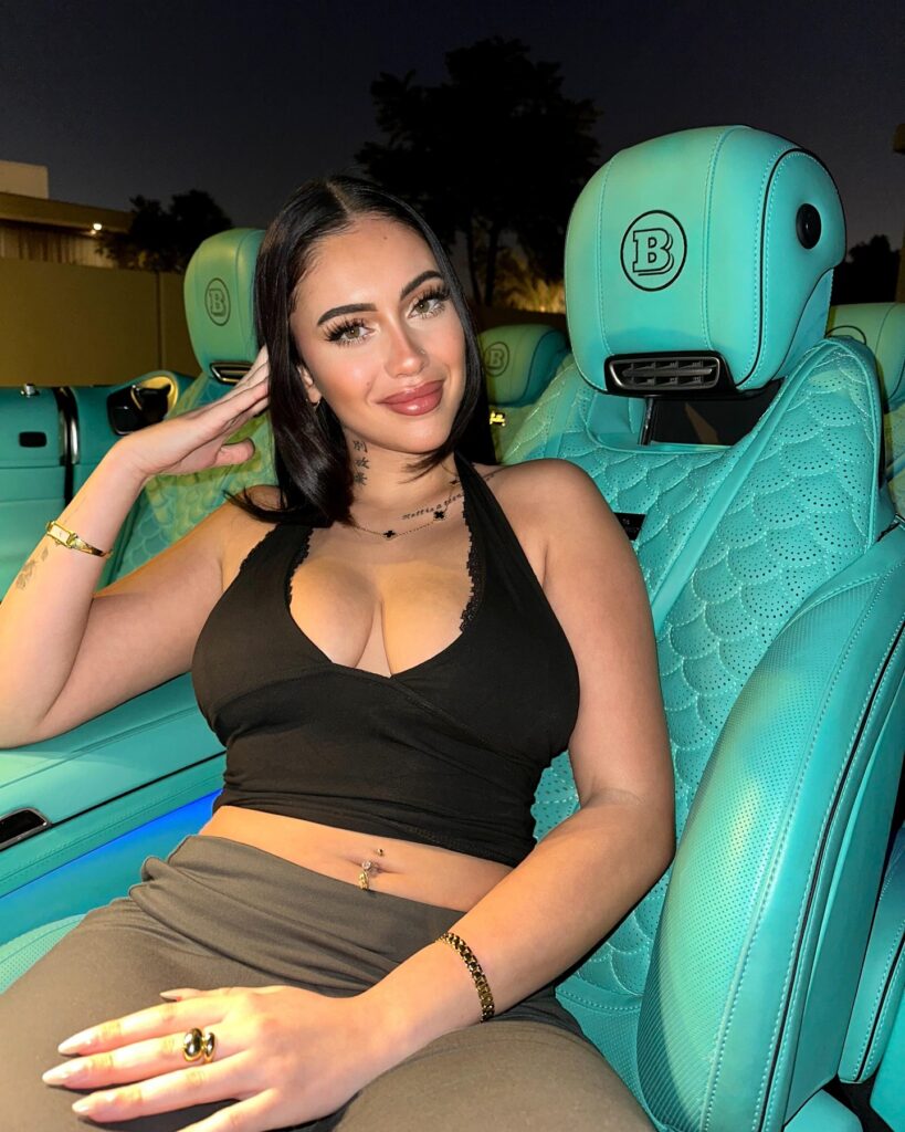 Linamycrush posant dans une voiture de luxe