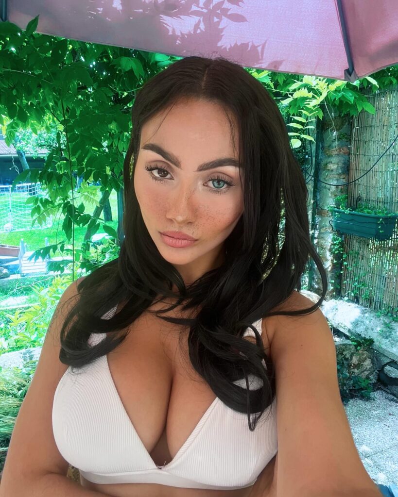 Paloma Farmer montrant ses yeux vairons dans un selfie