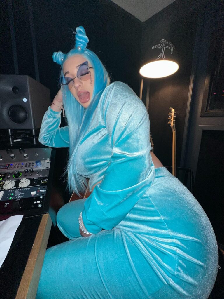 Peachy Baby posant au studio