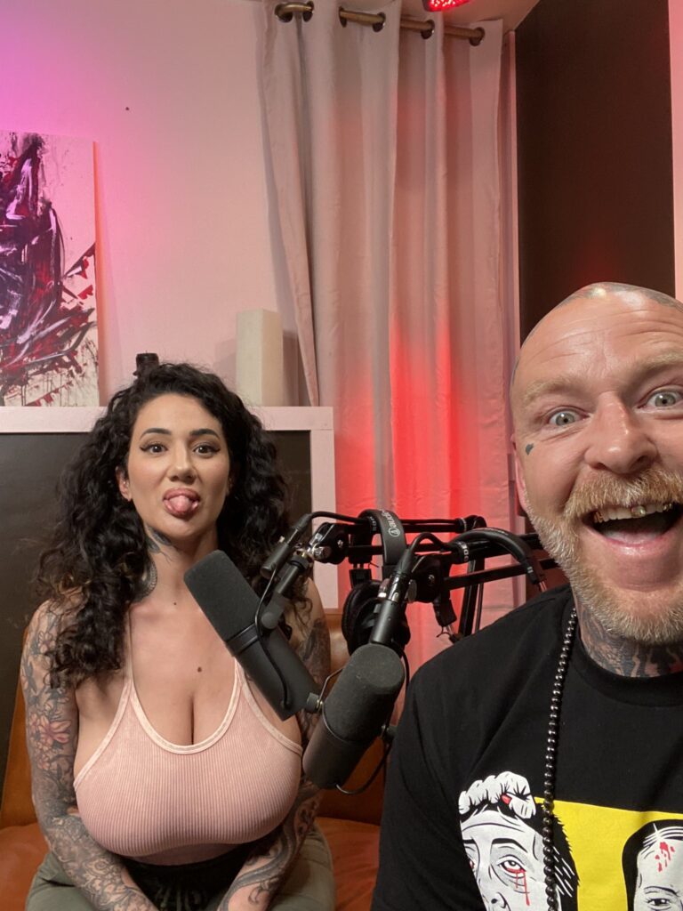 Arabelle Raphael posant dans un podcast