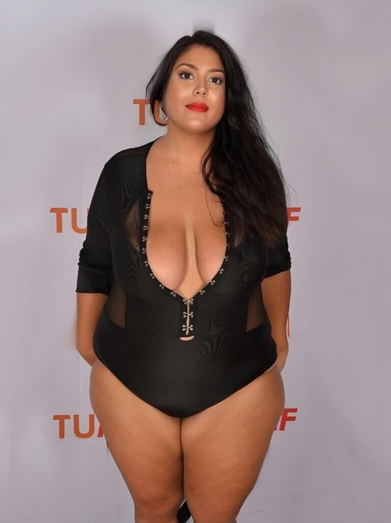 Cassy Hill posant devant un mur de photoshoot
