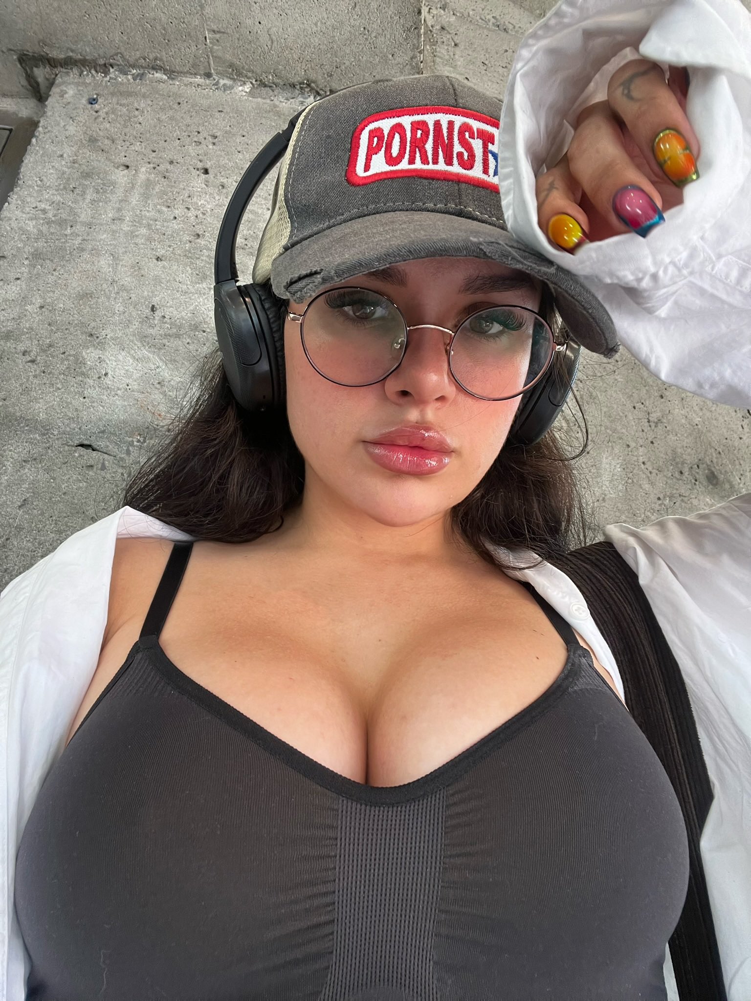 Effycutie prenant un portrait selfie en casquette
