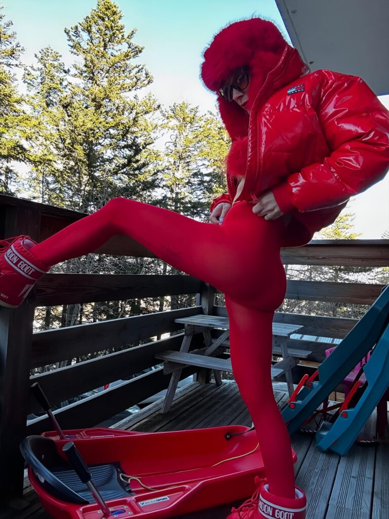 Fk2 posant dans une tenue moulante rouge