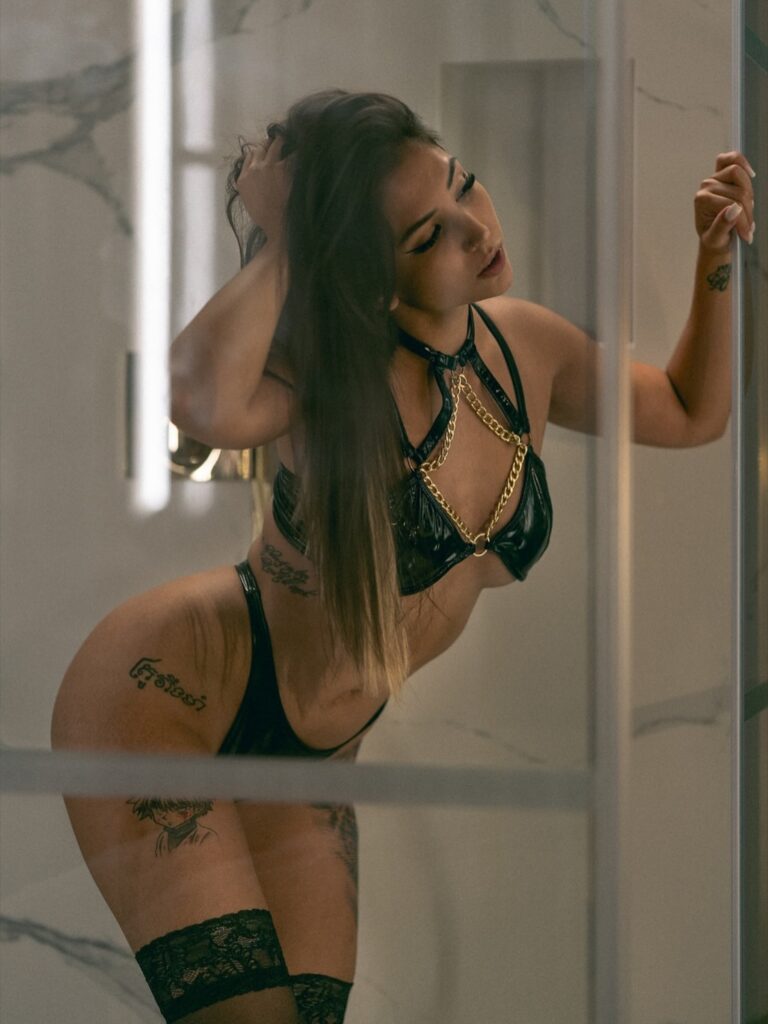 Itsxlilix posant sensuellement devant un miroir