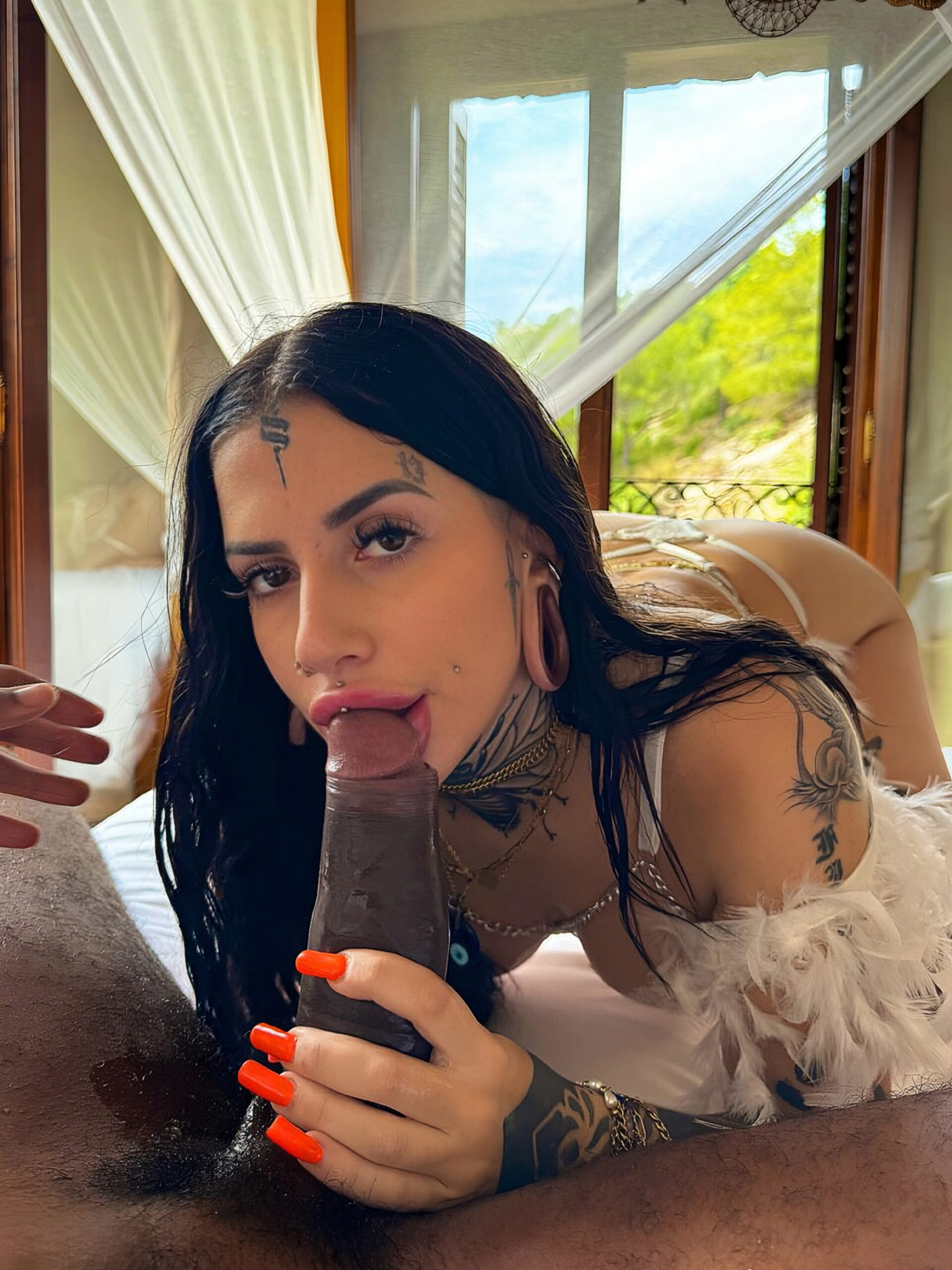 Laetitia Versace suçant une bite noire