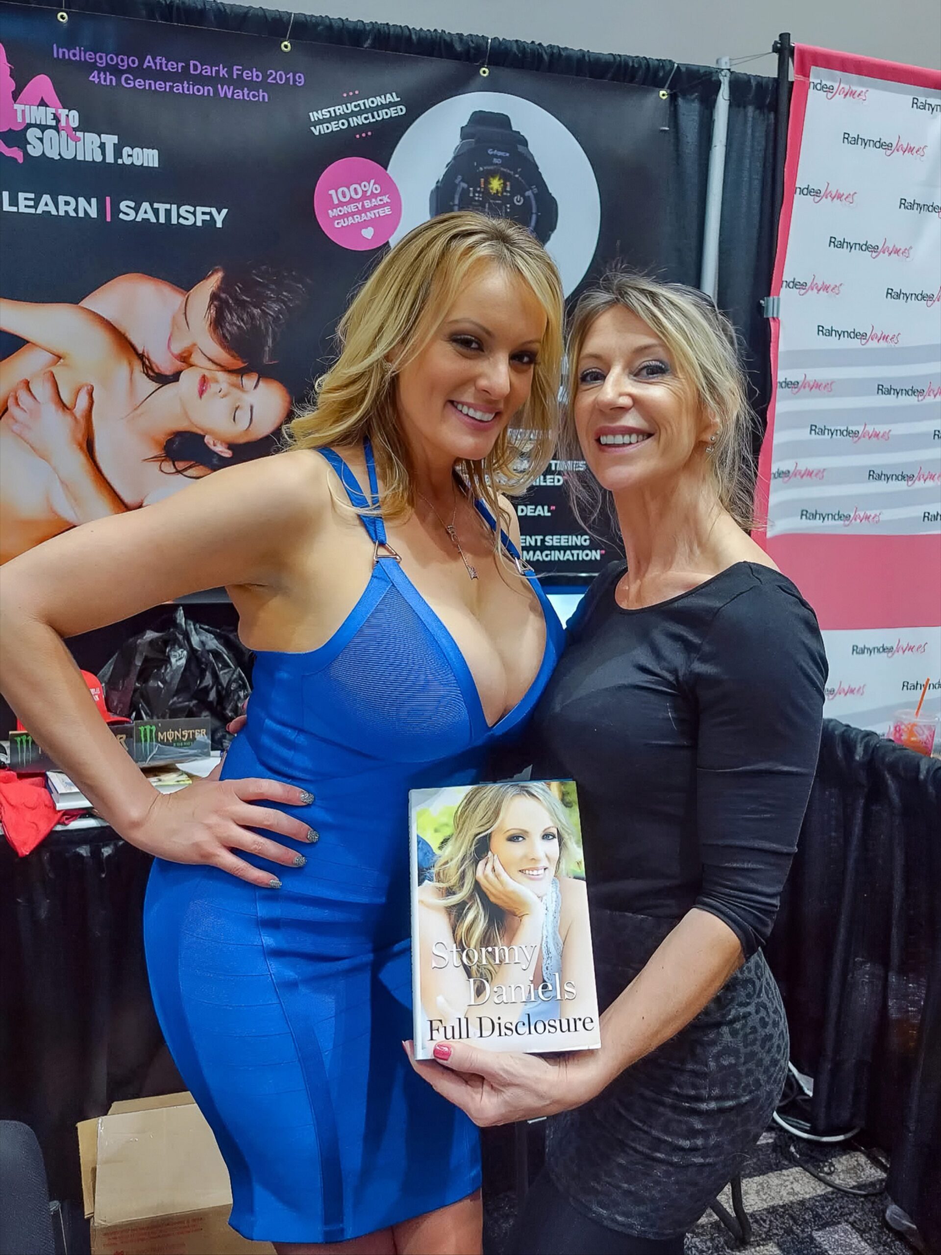 Marina Beaulieu posant avec Stormy Daniels lors d'une convention