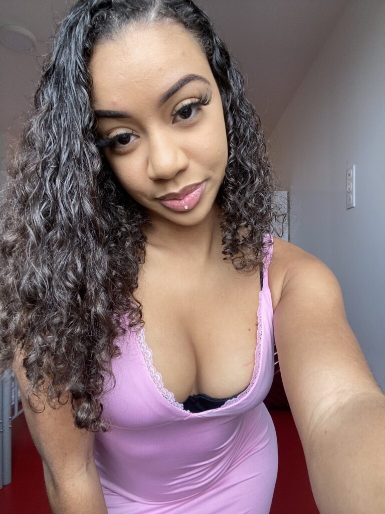 Morgane Mcy prenant un selfie sensuel