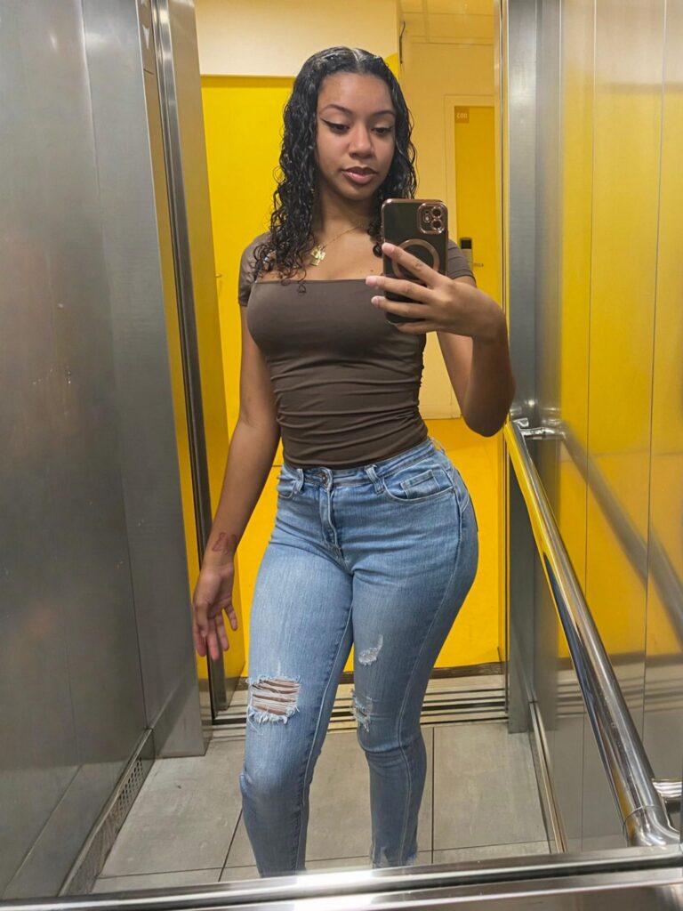 Morgane Mcy prenant un selfie sexy dans l'ascenseur