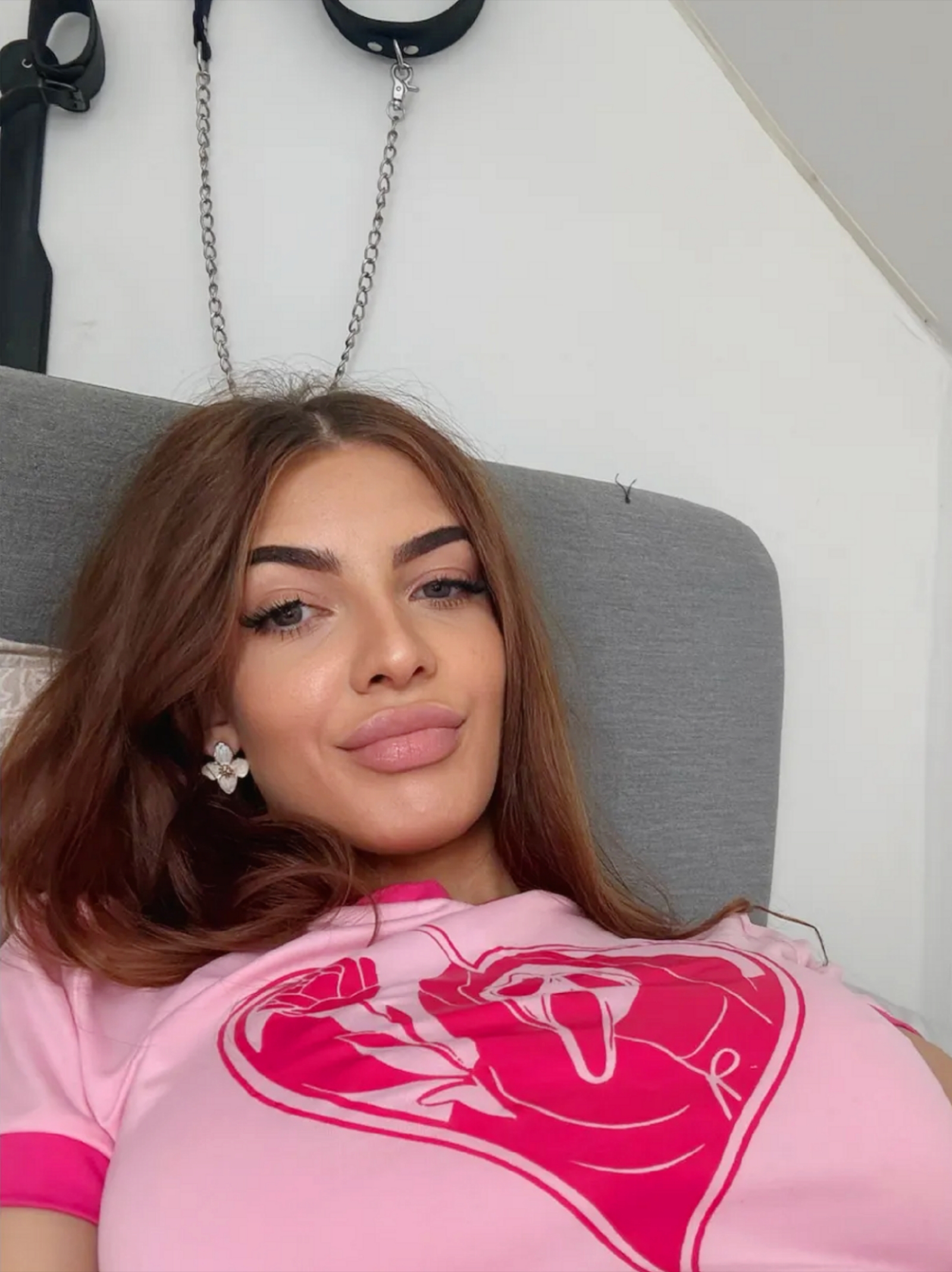 Salome Cllout prenant un selfie dans un lit