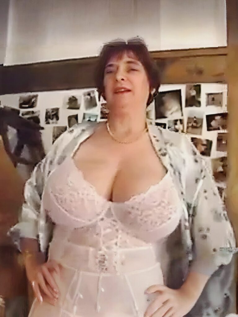 French Fatale posant en petite tenue avec des sous-vêtements