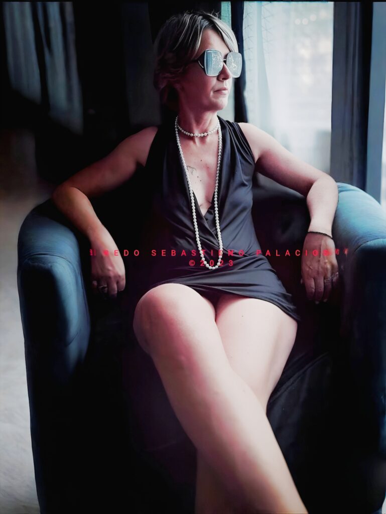 Karina S Palacios posant dans un fauteuil