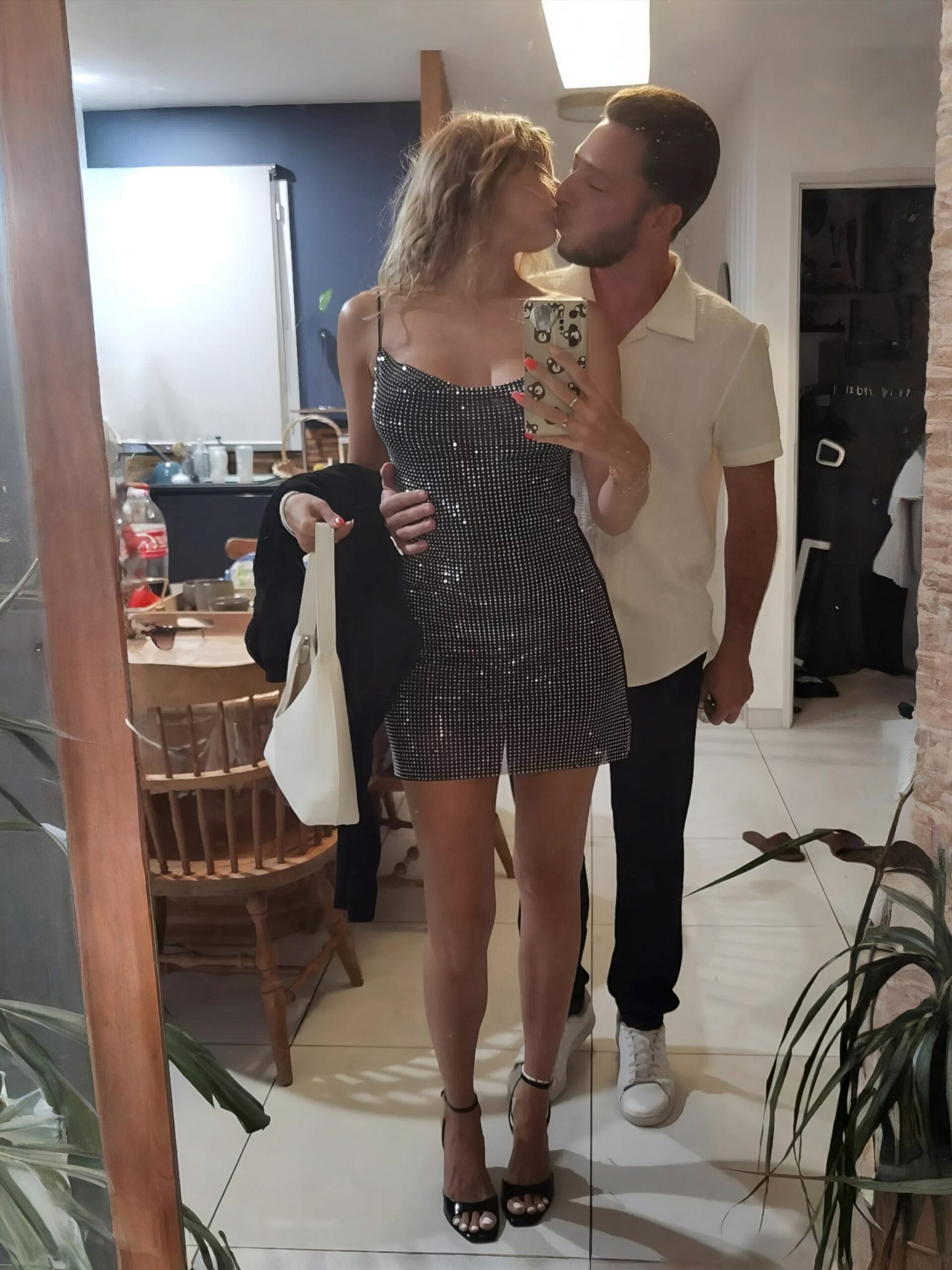 Luxymin posant sensuellement avec Luxymax