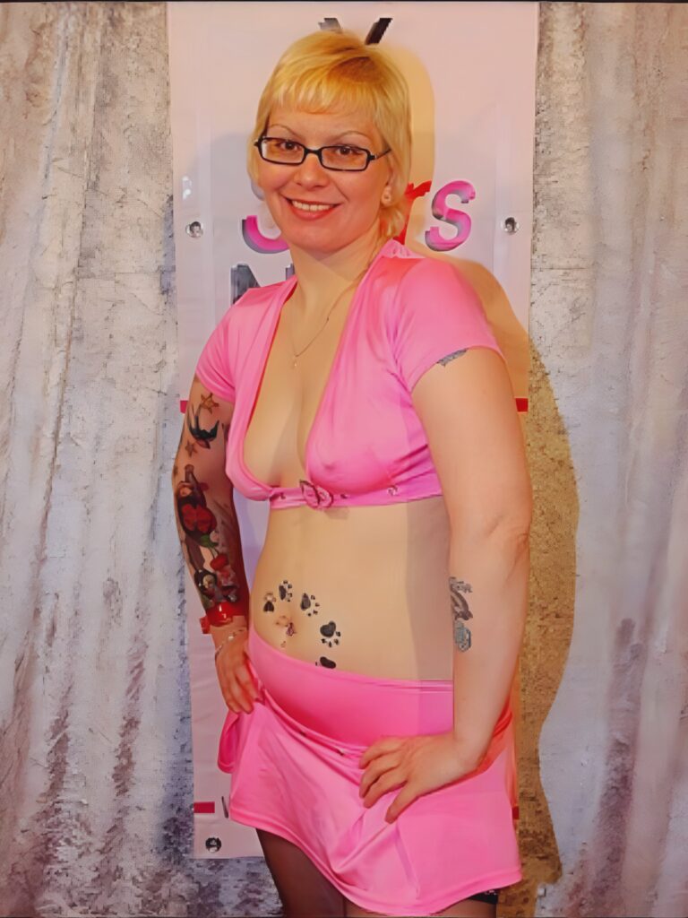 Steph Debar posant dans une petite tenue rose